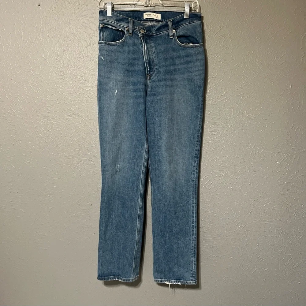 Abercrombie & Fitch light jeans staple