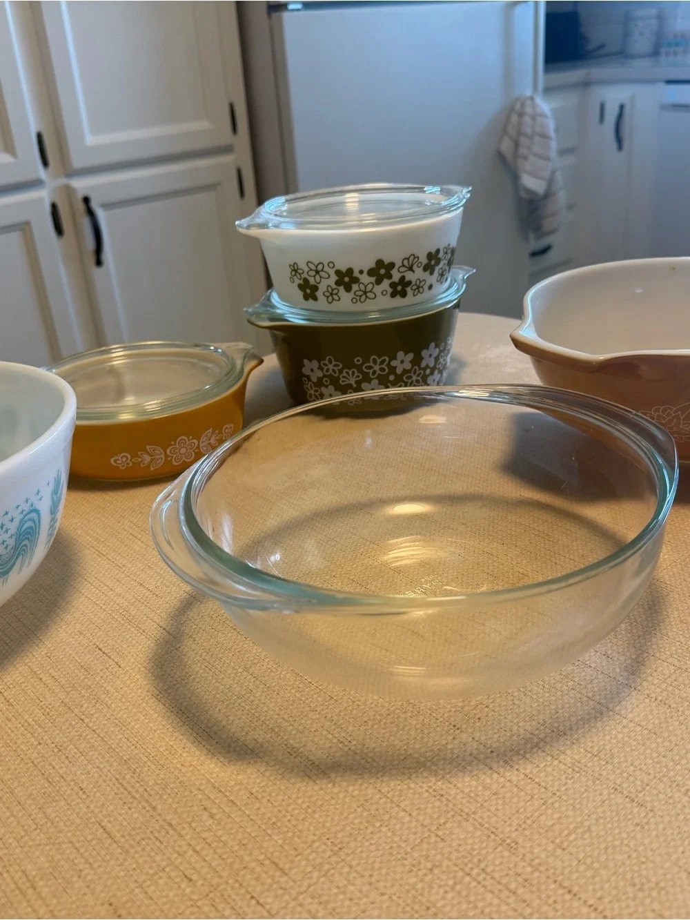 Pyrex assorted bowls. Some with lids. No chips or cracks.