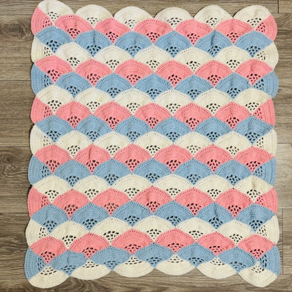 Handmade‎ Crochet Baby Blanket Pink Blue White Shell Stitch Scalloped Edge 28x30