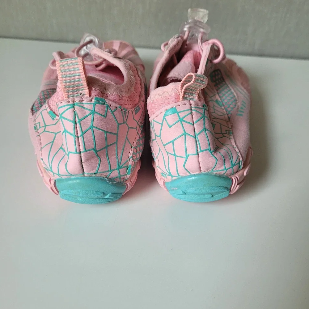 Unbranded barefoot style