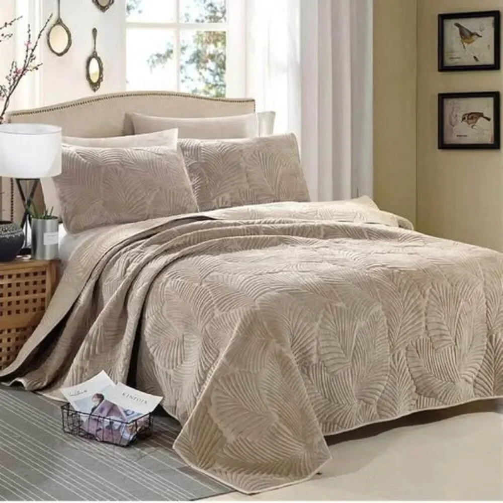 Queen comforter and large two pillowcases