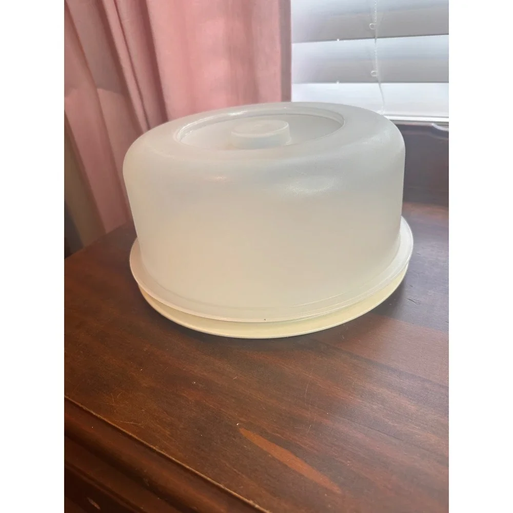 Tupperware vintage cake