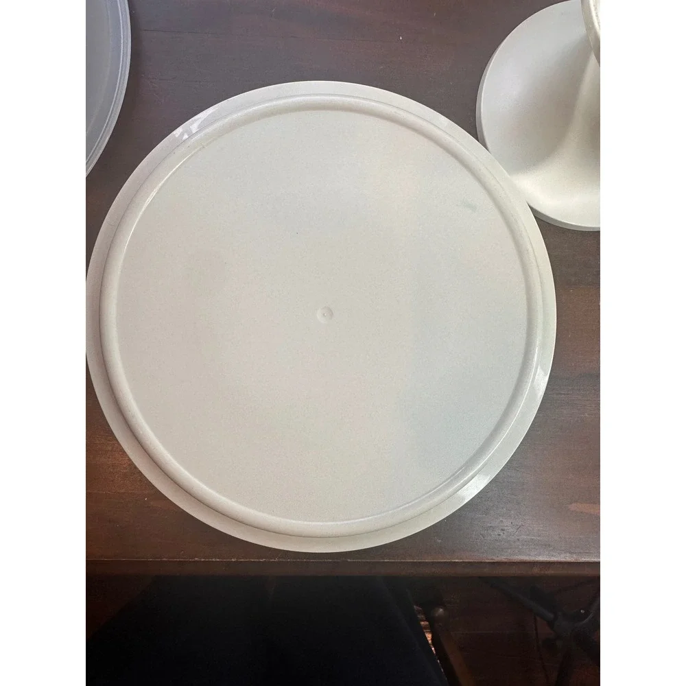 Tupperware vintage cake