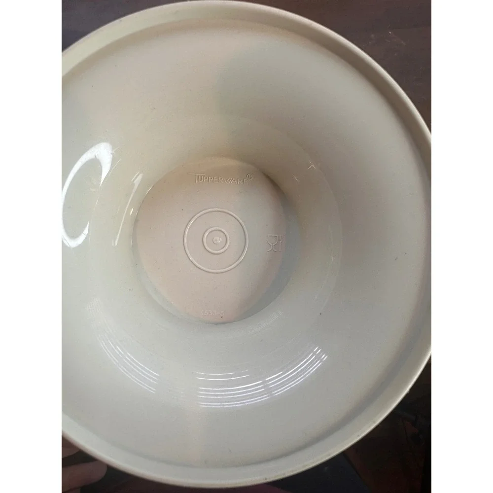 Tupperware vintage cake