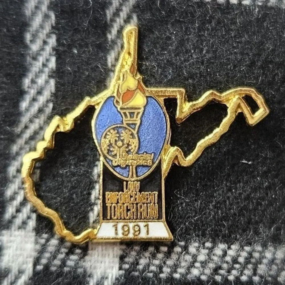 VTG 1991 Law Enforcemnt Torch Run West Virginia Gold Tone Lapel‎ Pin