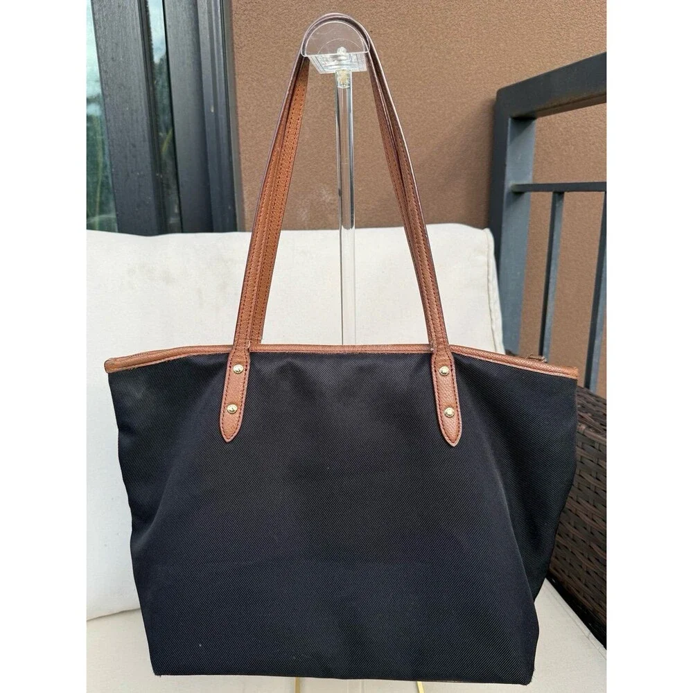 Coach •	material black