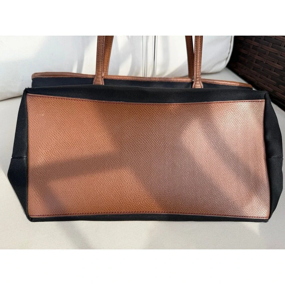 Coach •	material black