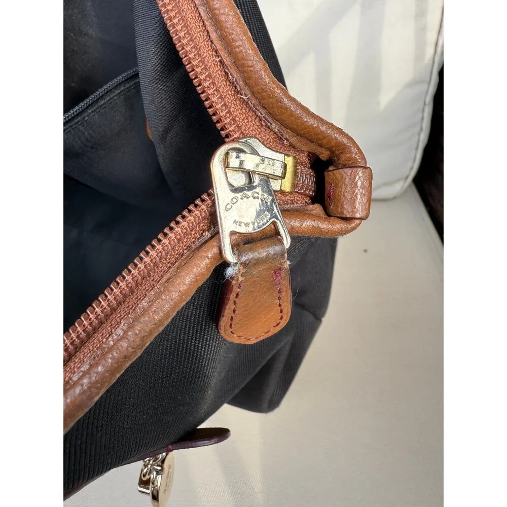 Coach •	material black