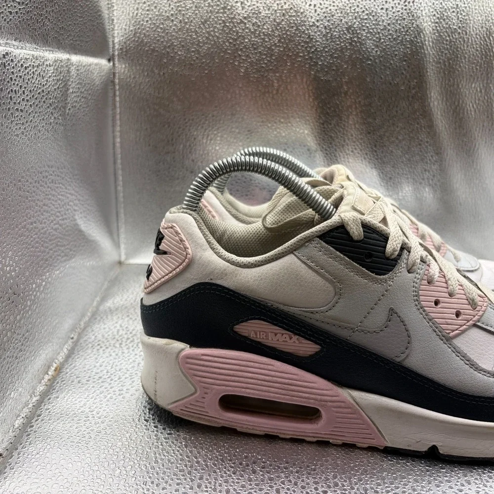 Nike these round closure