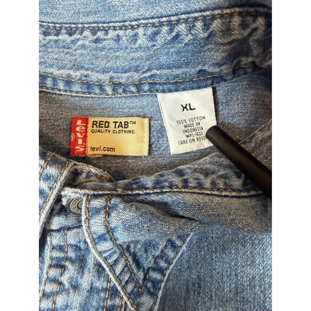 Levis note greenish