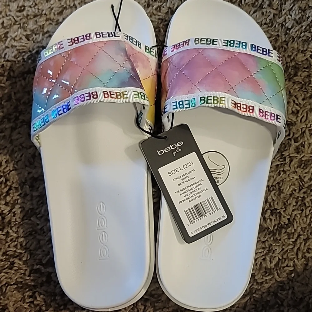 BEBE GIRLS QUILTED LOGO SLIDE/SANDAL: WHITE W/ TIE DYE: NWT: SZ L (2/3)