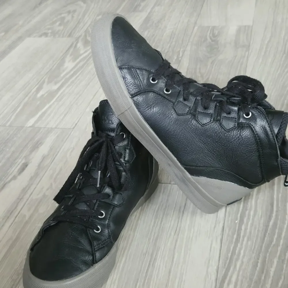 Sorel men caribou