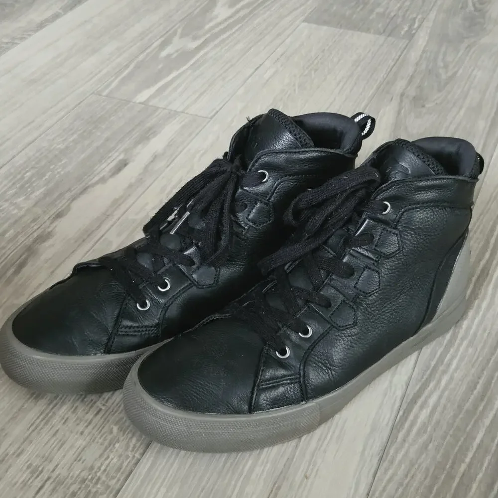 Sorel men caribou
