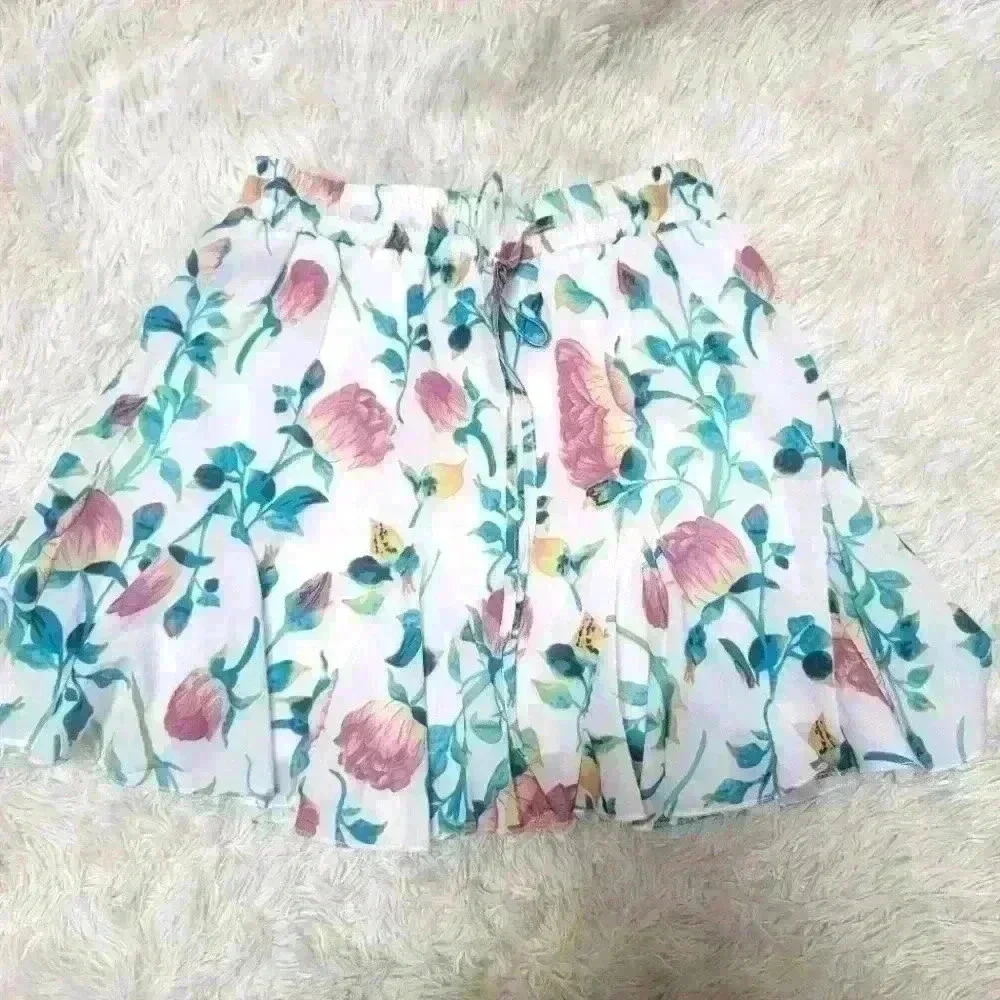Flowy floral mini skirt