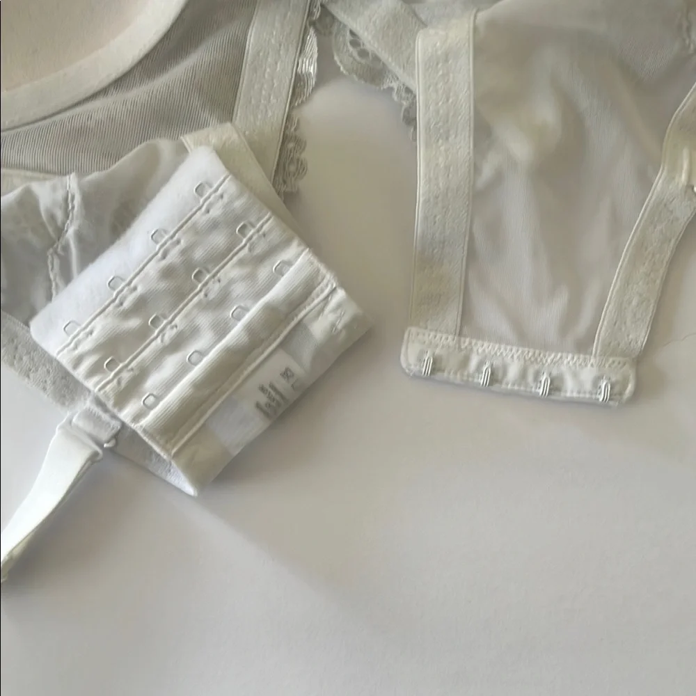 Maidenform White Lace Bra with Floral‎ Detailing