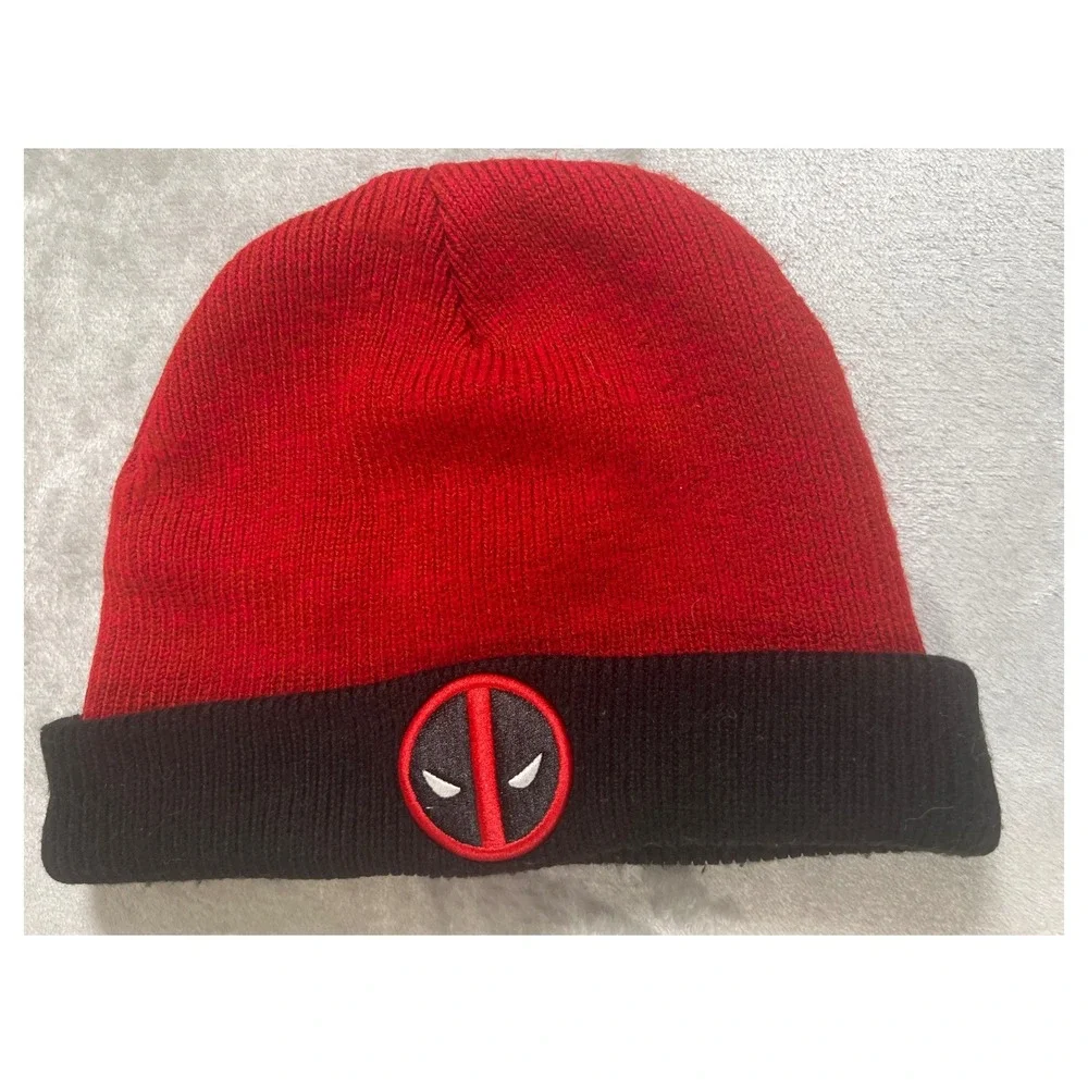 Marvel‎ Deadpool Red Black Knit Beanie Hat Embroidered Logo Cuffed Skull Cap OS