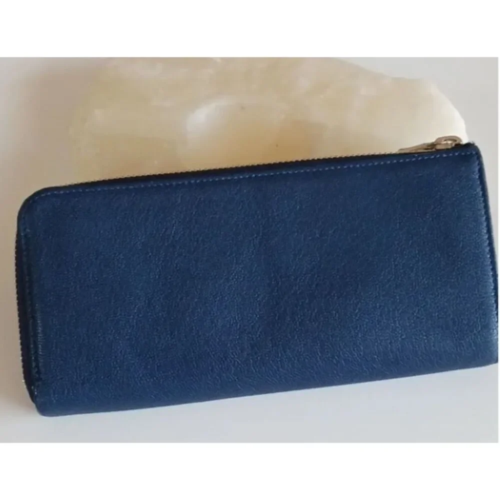 Longchamp color navy