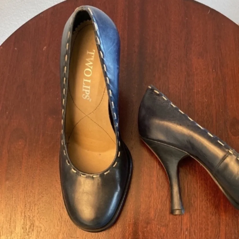 Vintage Y2K dark blue pumps heels with white stitching 6.5