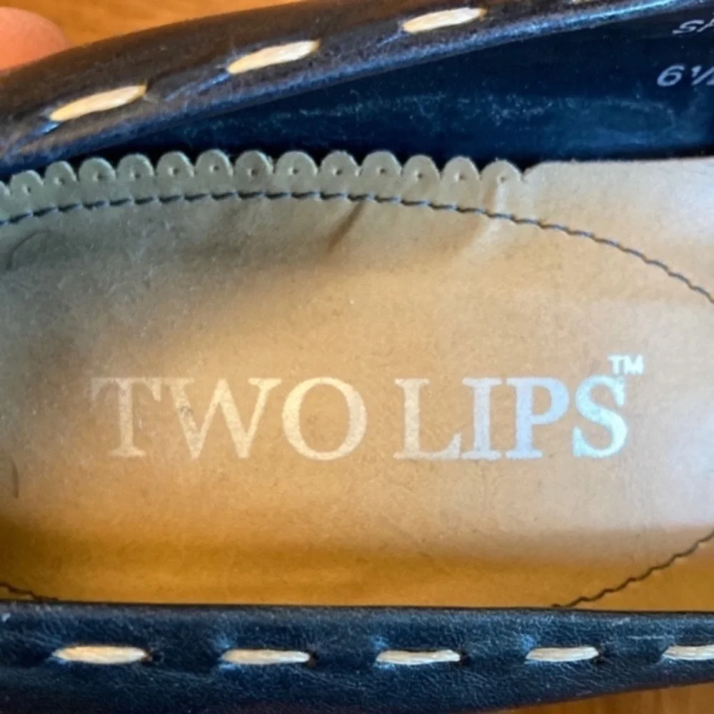Two Lips very dark