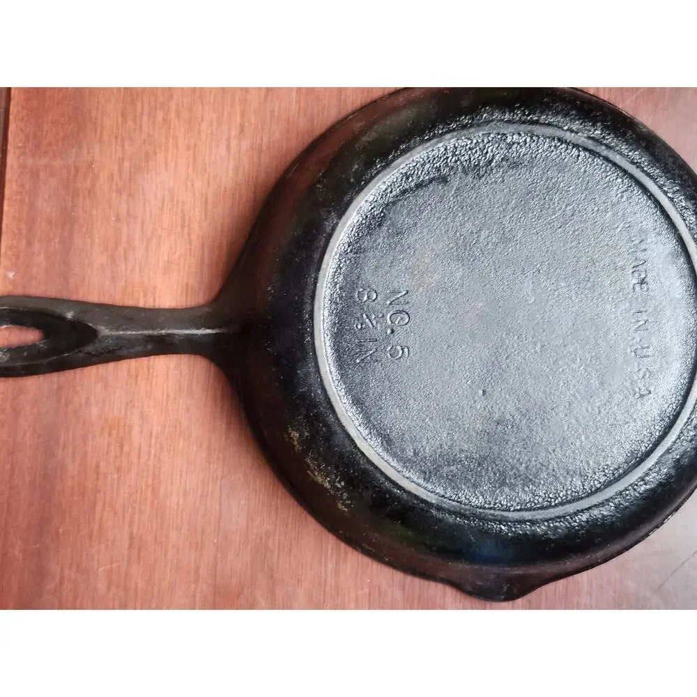 Vintage Unmarked Cast Iron Skillet No. 6 Made in USA Seasoned