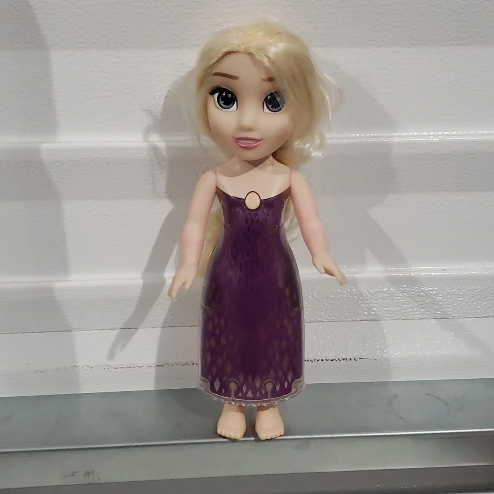 Singing and talking Elsa Doll from‎ Frozen 2