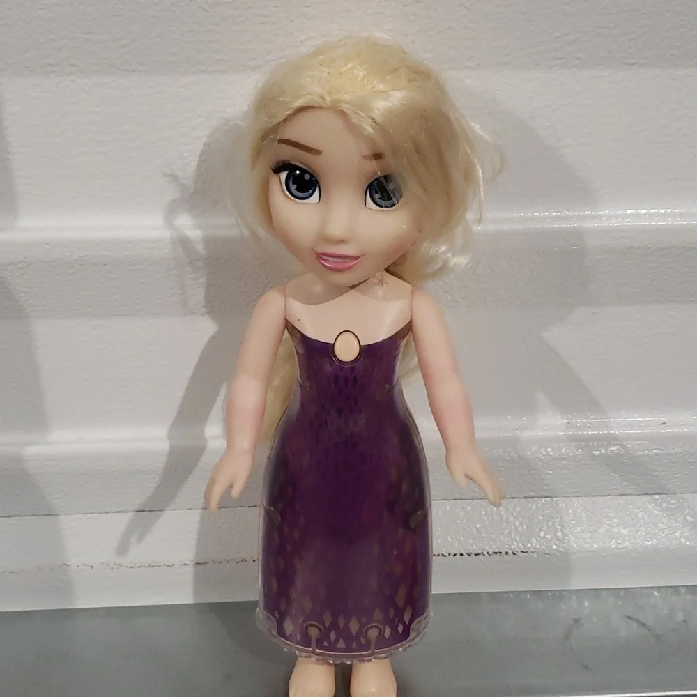 Singing and talking Elsa Doll from‎ Frozen 2