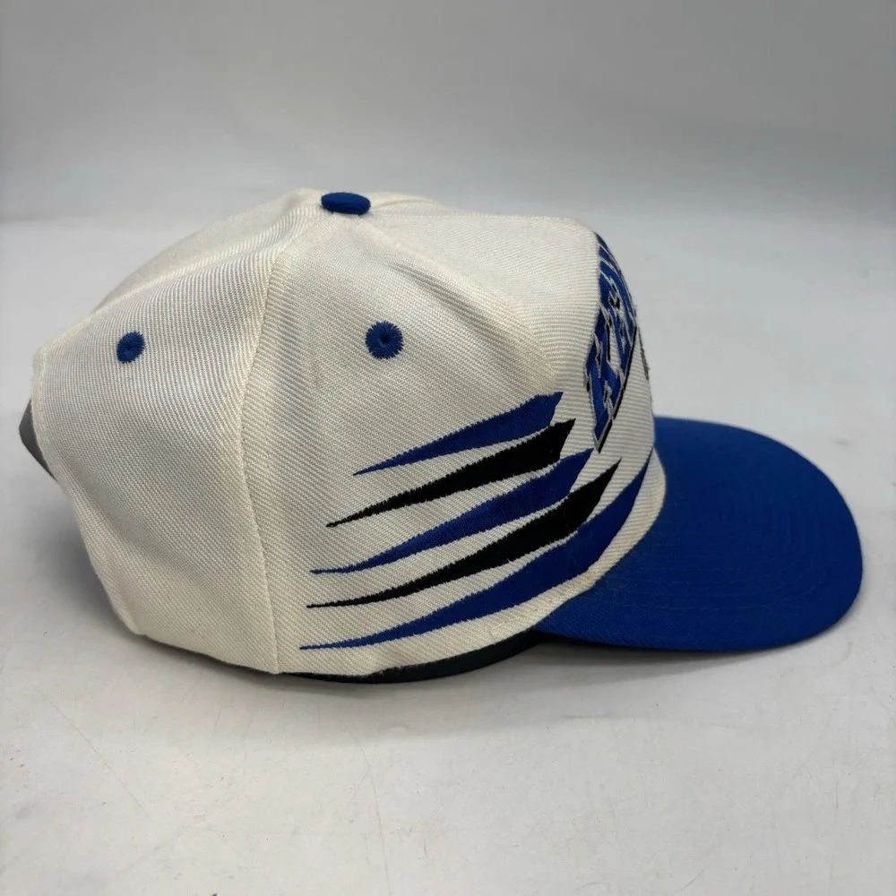 Logo Athletic shop confidence