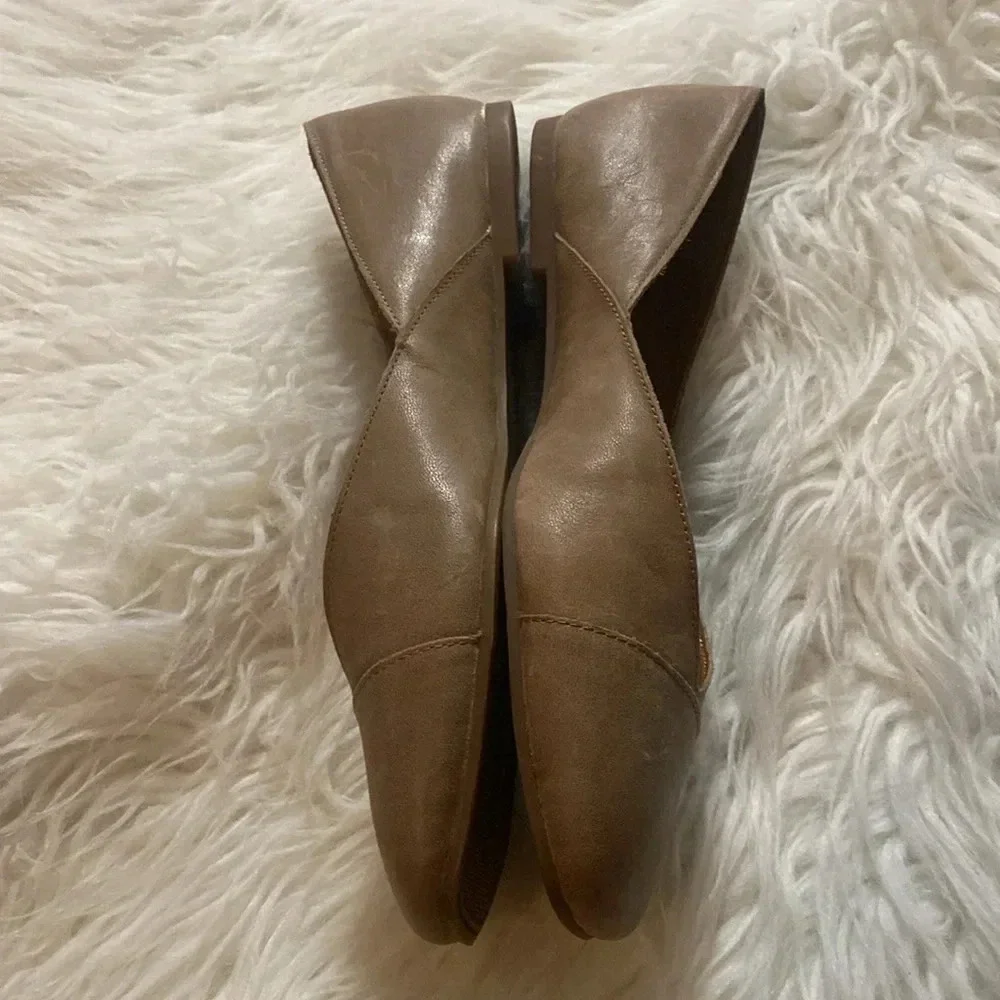 Lucky Brand Size 8.5M NWOT Beige Leather Danyiel Flat