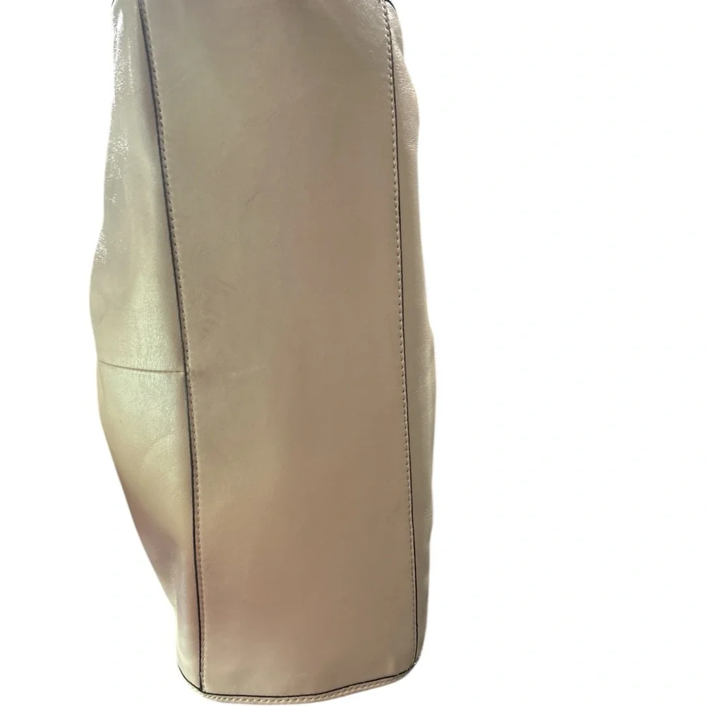 Coach Cream and Gold Hobo Bag with BUTTER SOFT LUXURIOUS LEATHER VERY CLASSY