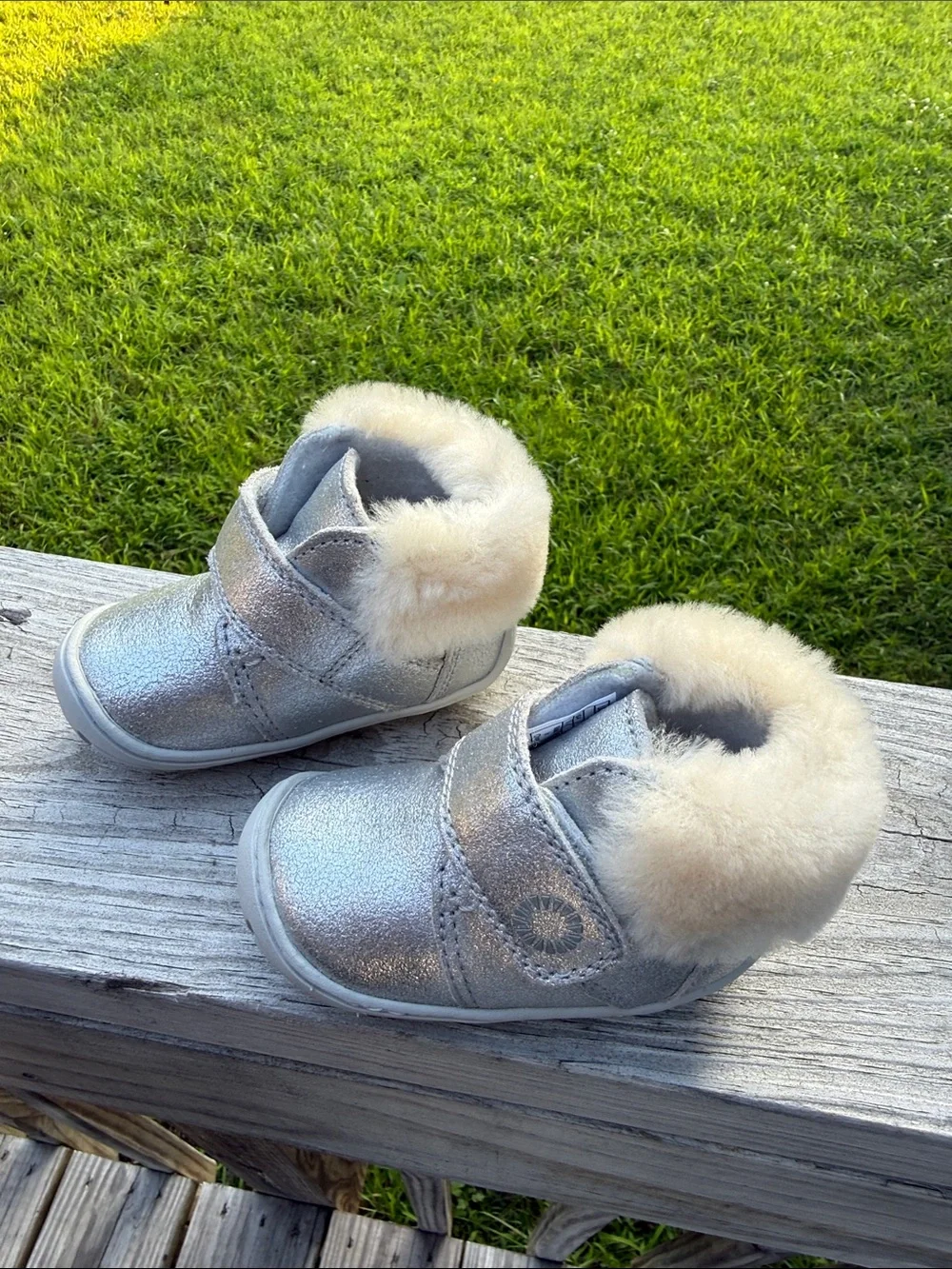 UGG shiny silver