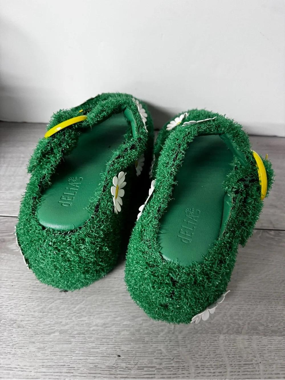 dELiA*s these sandles