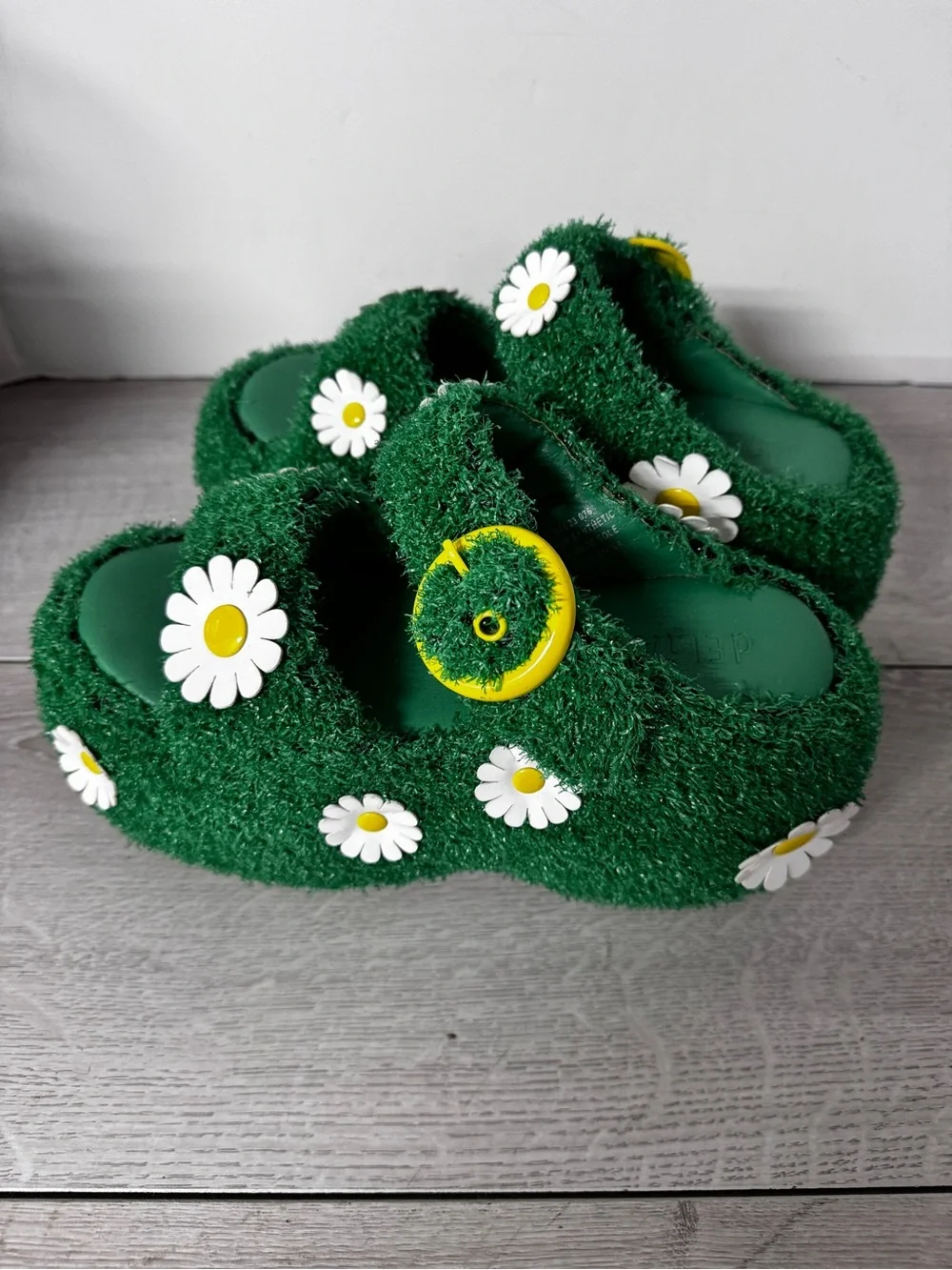 dELiA*s these sandles