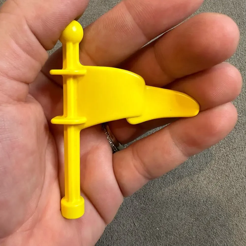 Lincoln Logs Yellow Plastic Flag 3