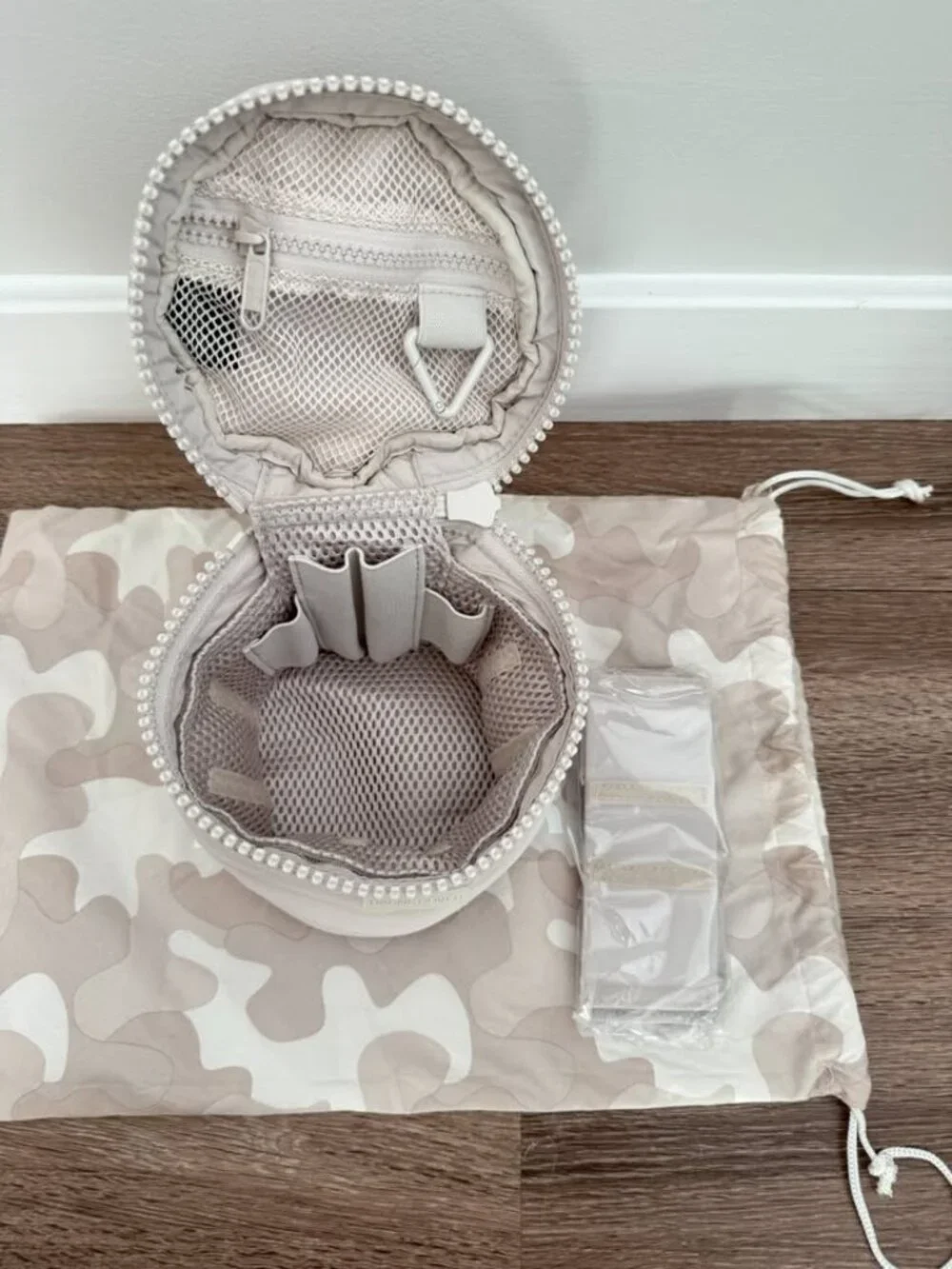 Dagne Dover compact round