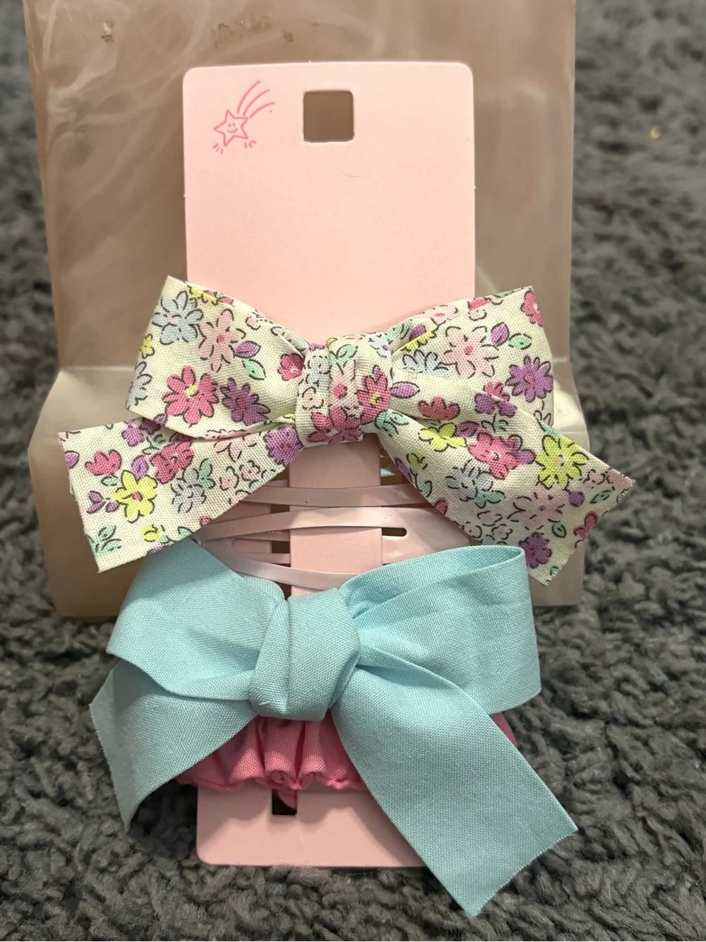NWT set of 4 hair clips (2 plain pink & 2 bows), and one pink hair tie
