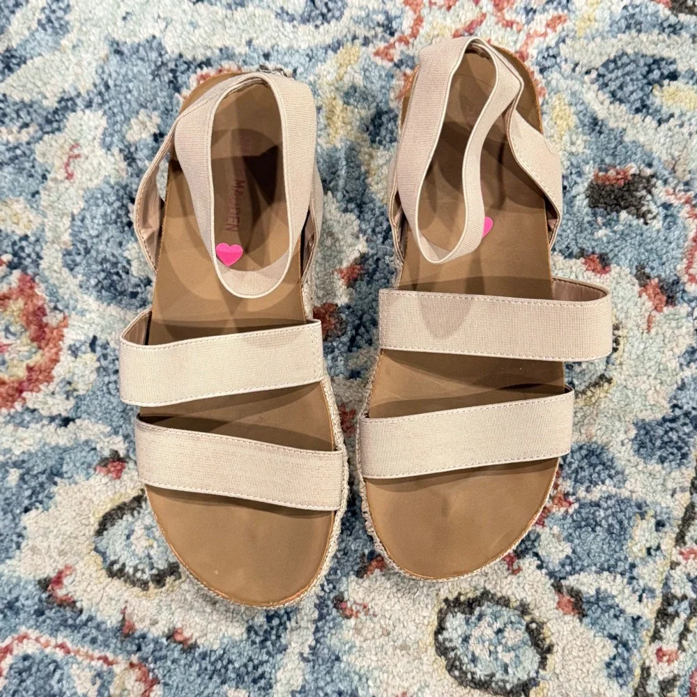 Steve Madden features rubber