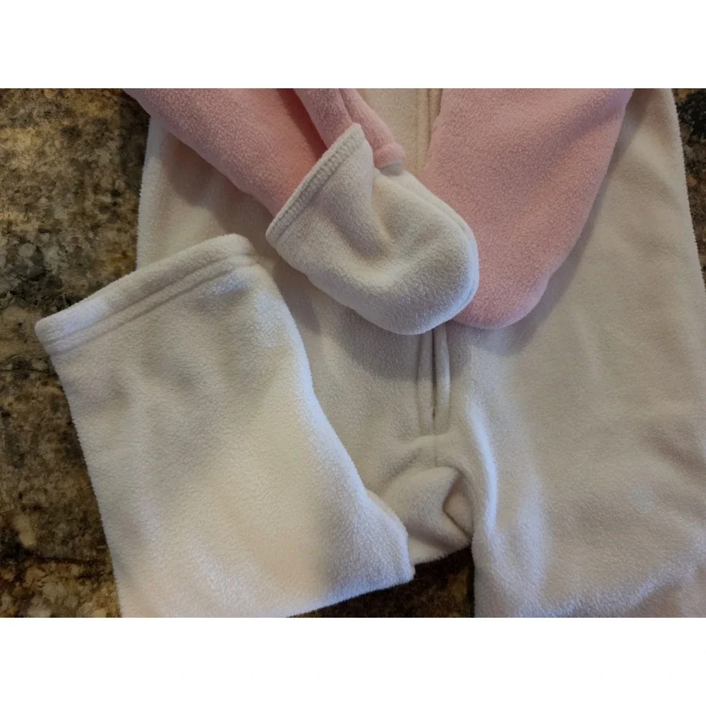 Baby girl OLD NAVY pink fleece one-piece hoodi. Pajama size 18-24 month.