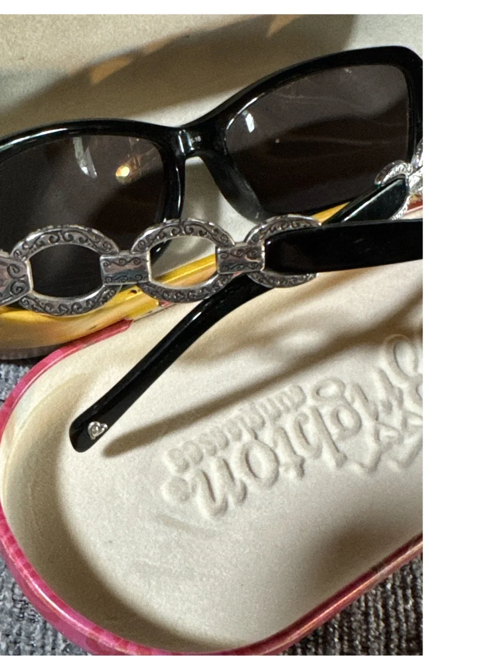 Vintage Retired Brighton “Metropolitan Link”Black Sunglasses w/Dark Lenses & Tin