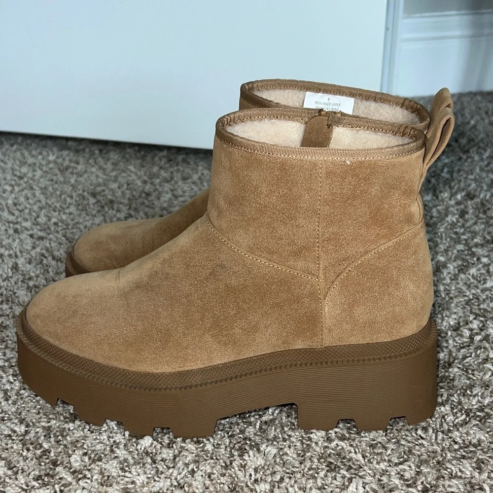 Universal Thread Wedge Tan Suede Boots with Sherpa lining Size 9