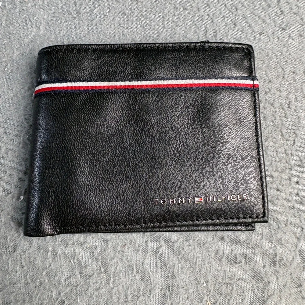 Tommy Hilfiger Mens Black Leather Bifold Wallet Stripe Ribbon ID Window