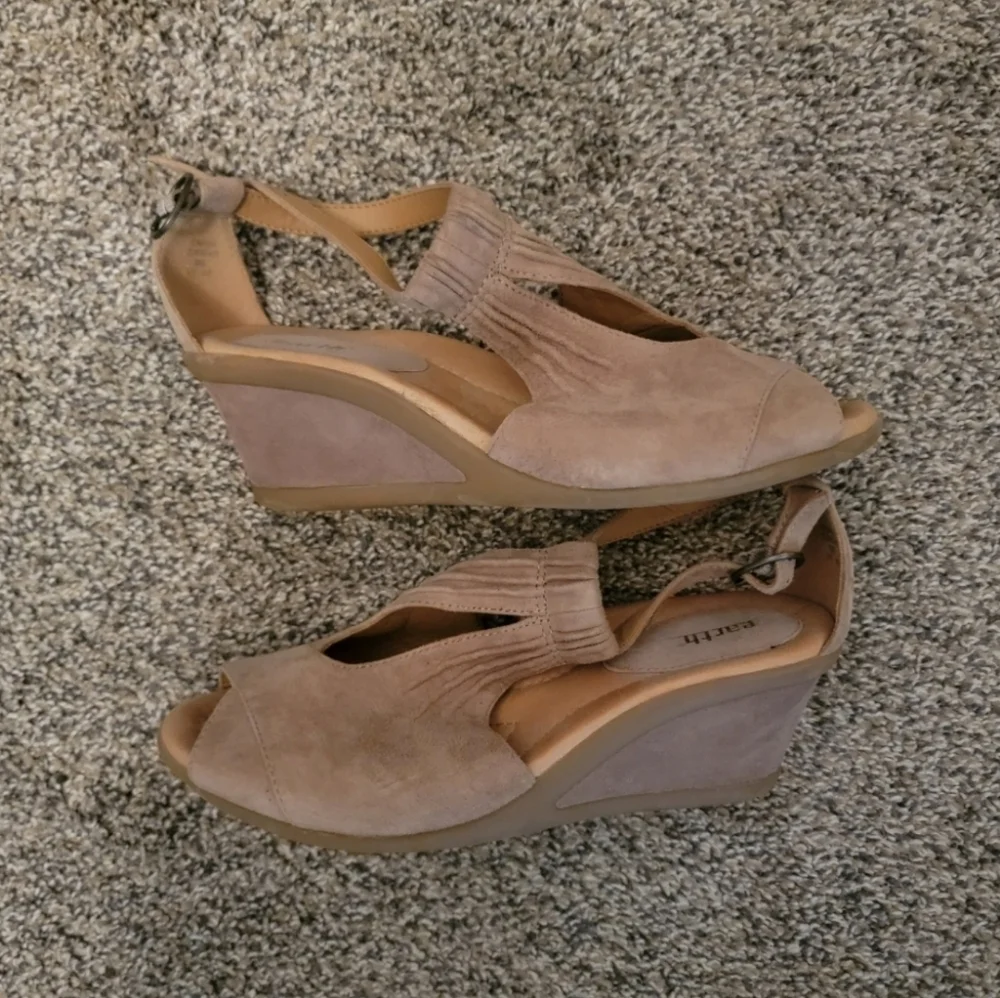 Womens‎ Suede Earth Caper Wedges