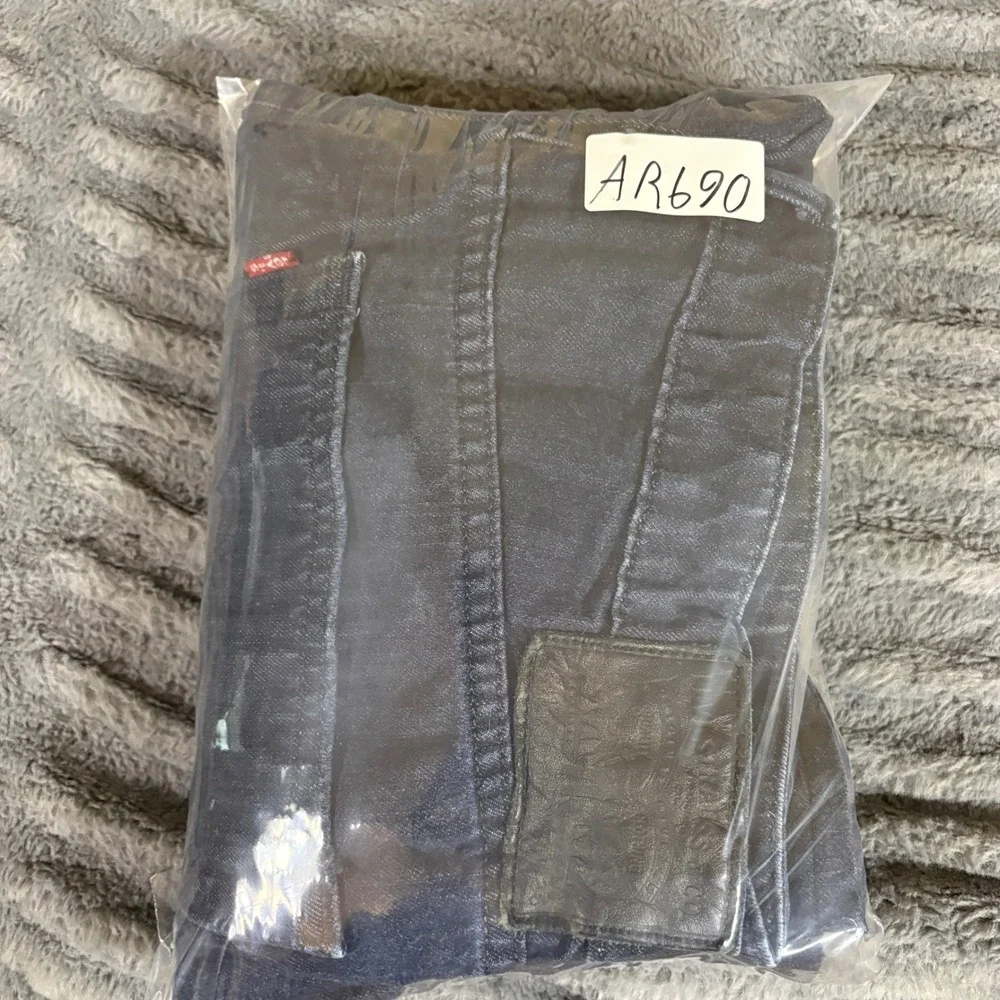 Levis measurements waist