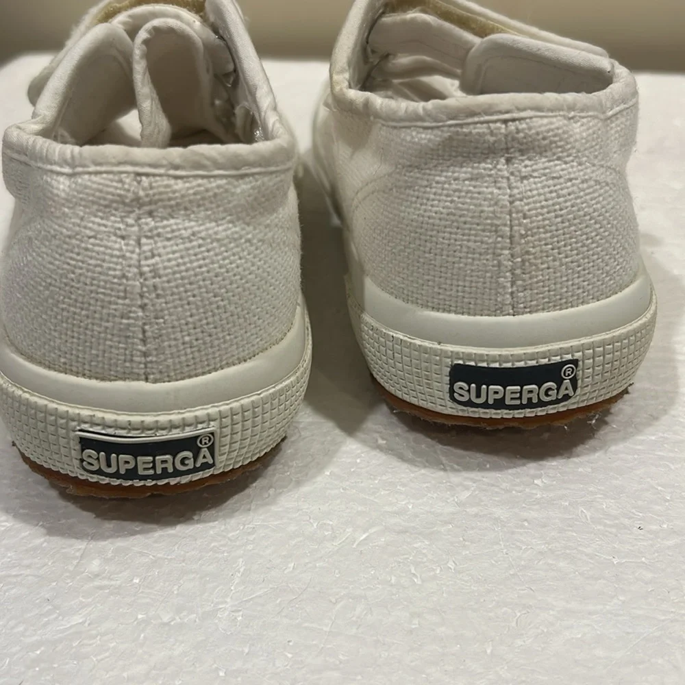 Superga questions leave