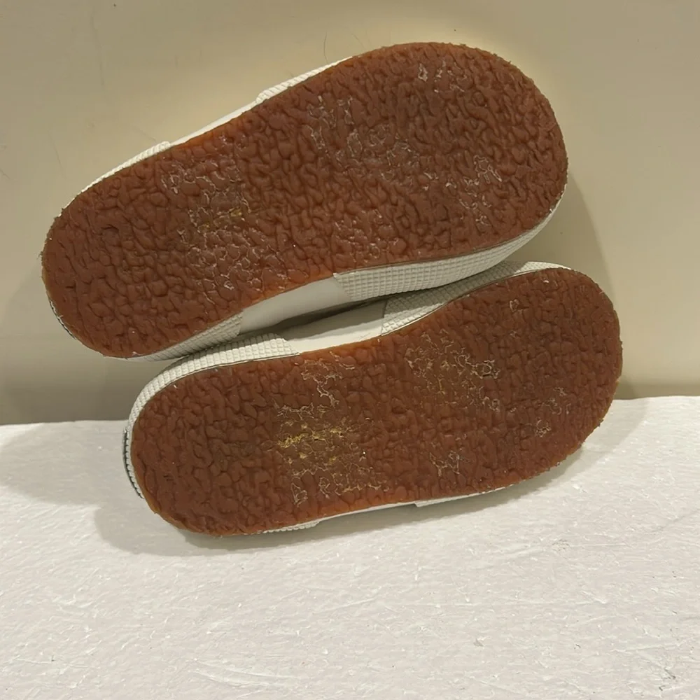 Superga questions leave