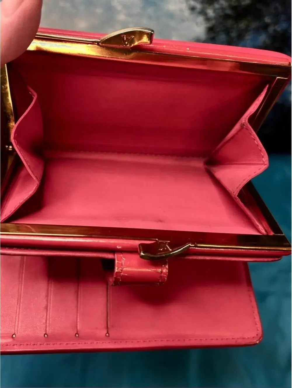 Louis Vuitton description side button
