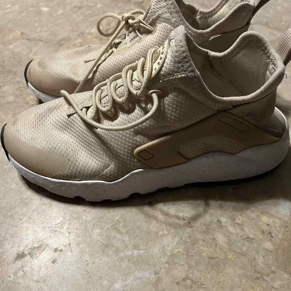 Nike women's‎ huaraches size 8.5