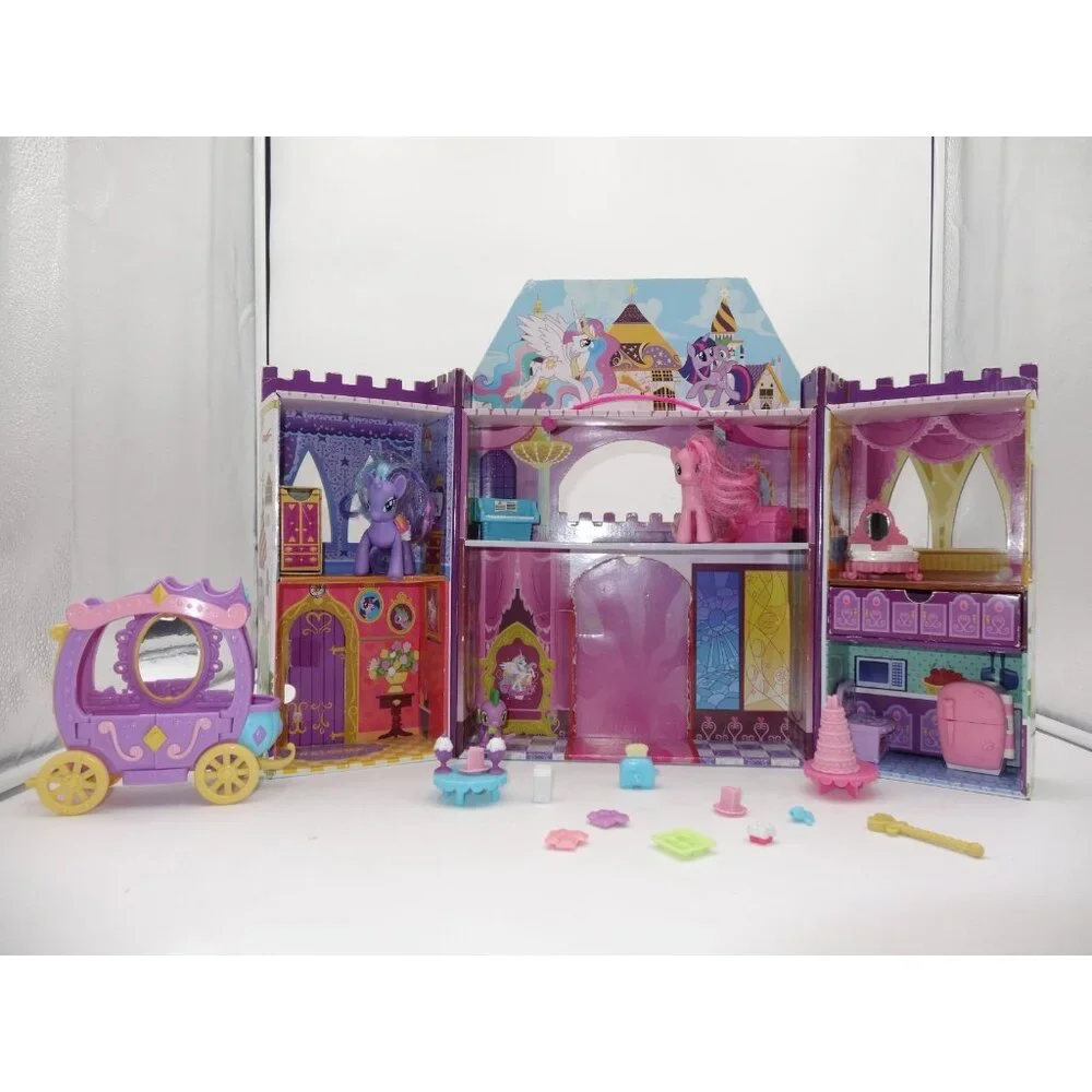 My Little Pony Canterlot Deluxe Playset, With Accessories 2 Pony's 1‎ carriage