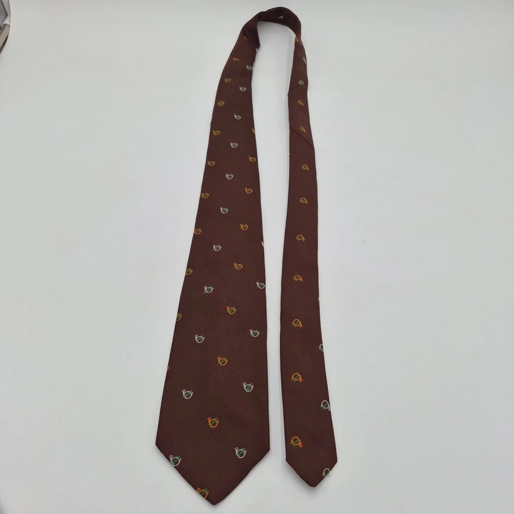Manhattan necktie features