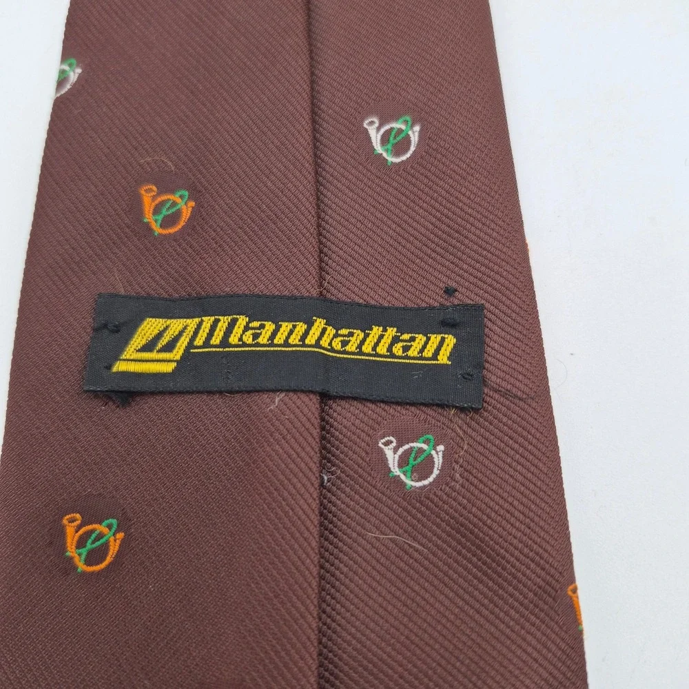 Manhattan necktie features