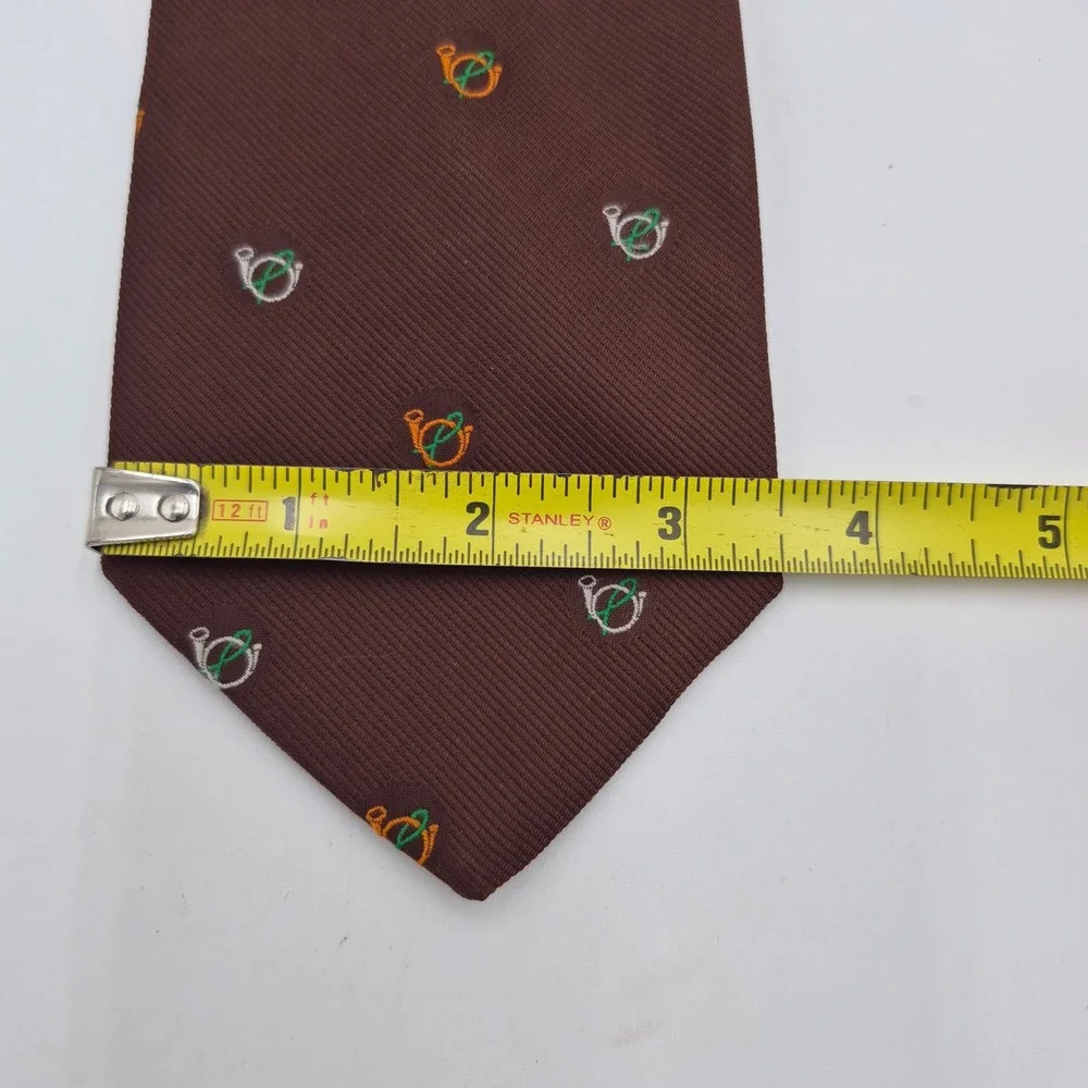 Manhattan necktie features